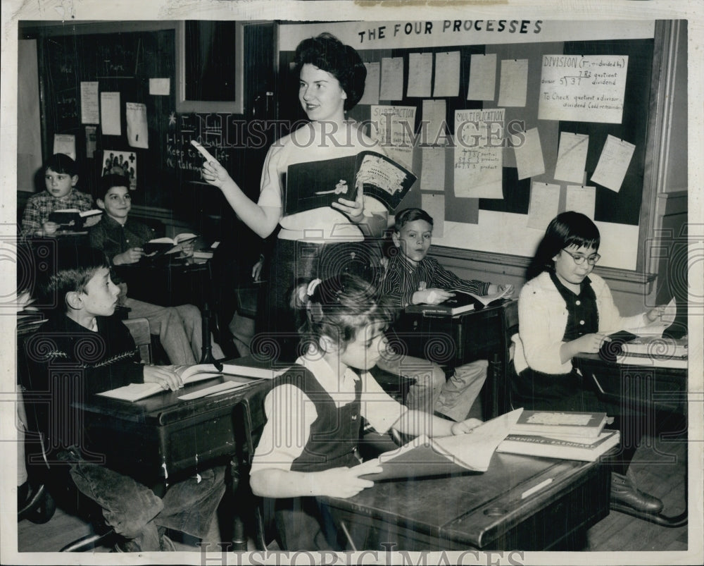 1960 Press Photo Cobbet Elementary School Senior Student Sub Teaching - Historic Images