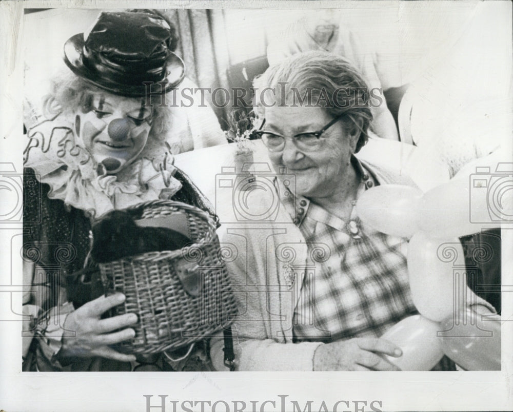 1973 Press Photo Julia Thistle of Middlesex nursing Home &amp; Winkie the Clown - Historic Images