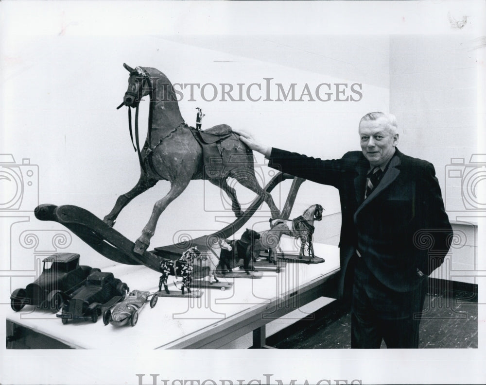 1974 Press Photo Prof Matthew Wysocki's collection of vintage rocking horse. - Historic Images