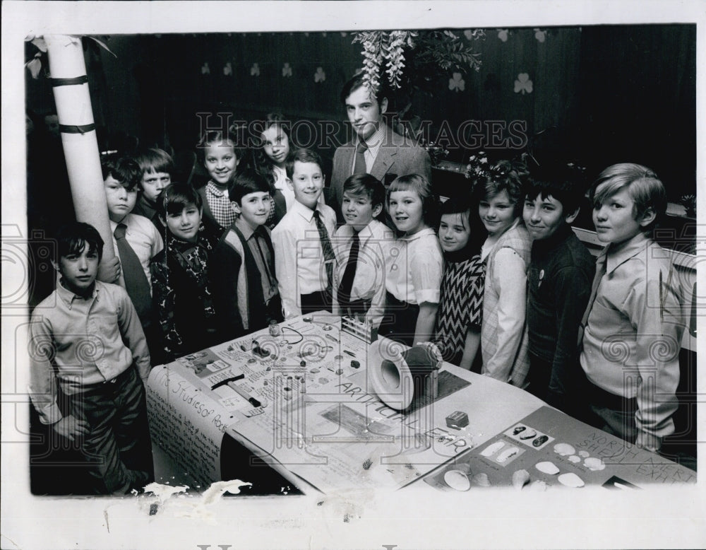 1971 Press Photo John Wyatt with Pupils at Science Fair - Historic Images