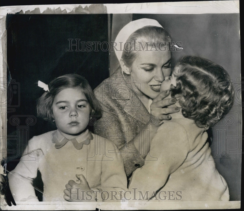 1956 Press Photo Actress Linda Christian reunited with daughters Romina &amp; Taryn. - Historic Images