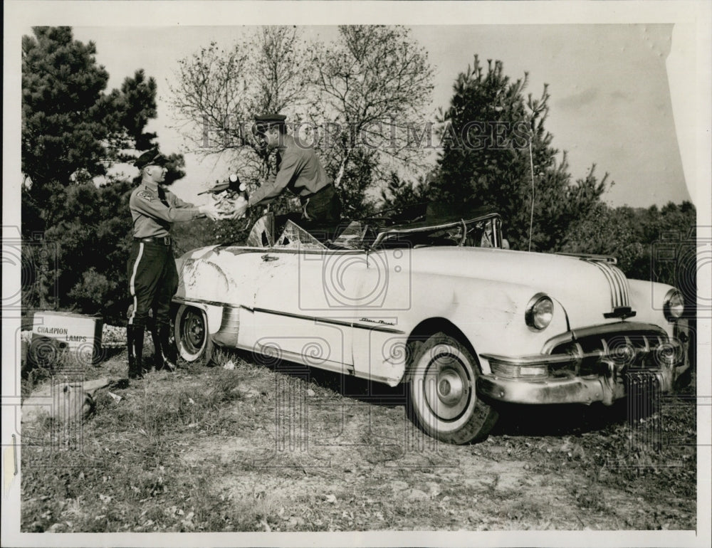 1951 Press Photo Troopers discovered guns and masks at the car. - Historic Images