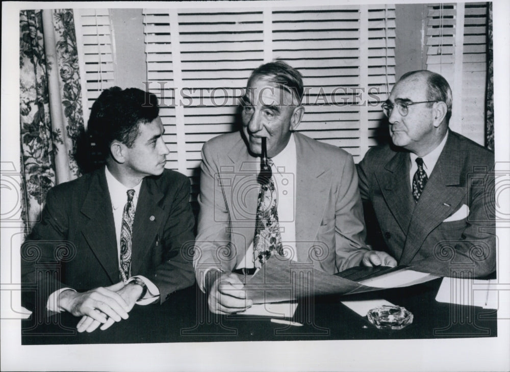 1950 Press Photo Federal Mediation Chief Cyrus S.Ching With Union Leaders - Historic Images