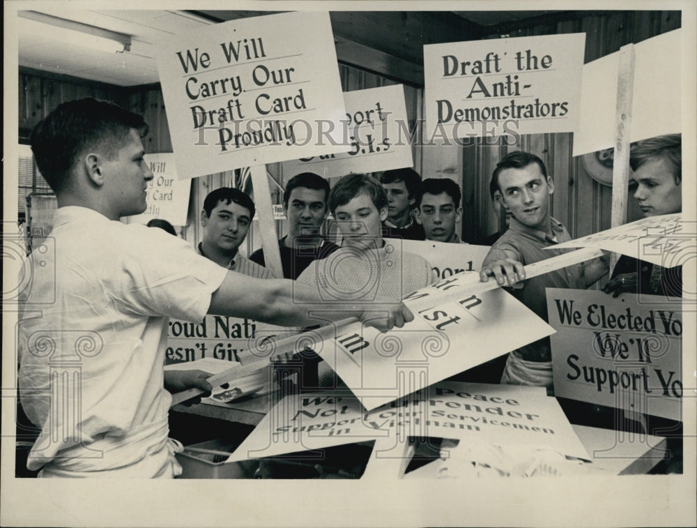 1967 Press Photo Paul P. Christopher Jr. With High School Students Holding Signs - Historic Images