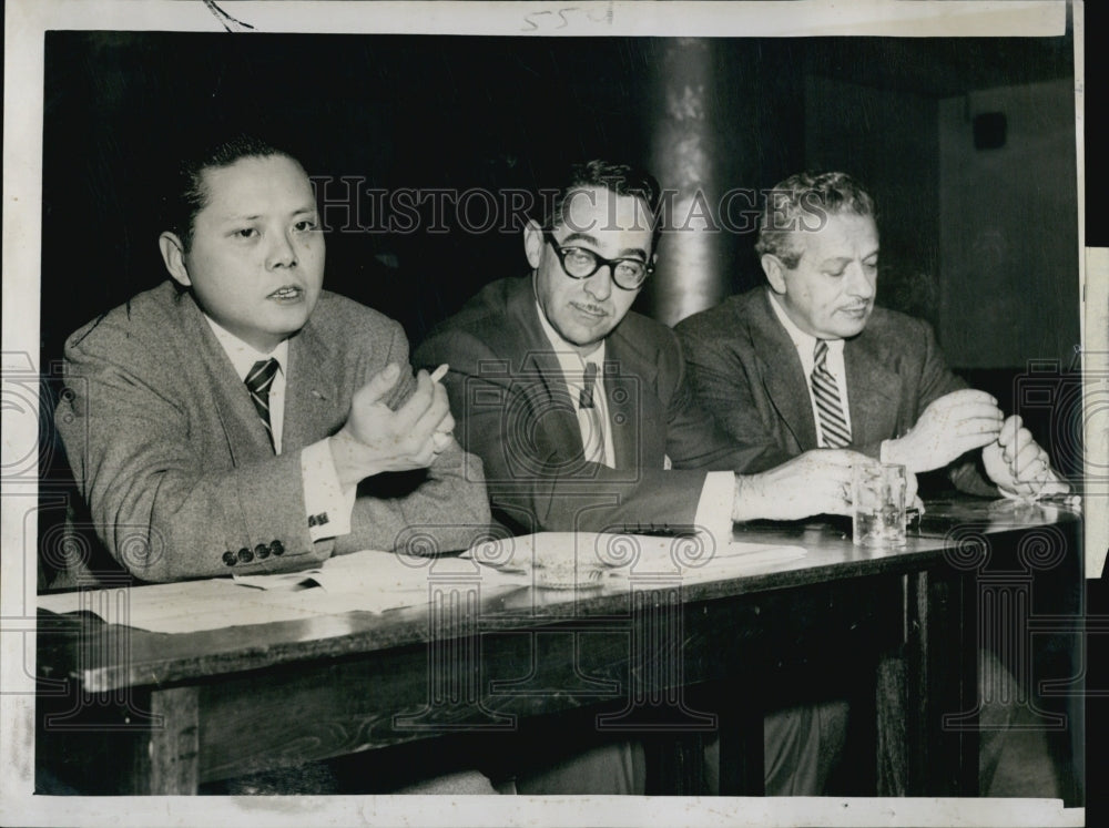 1953 Press Photo Stanley Chin, Laurence Richmond Phillip Kramer in Conference - Historic Images