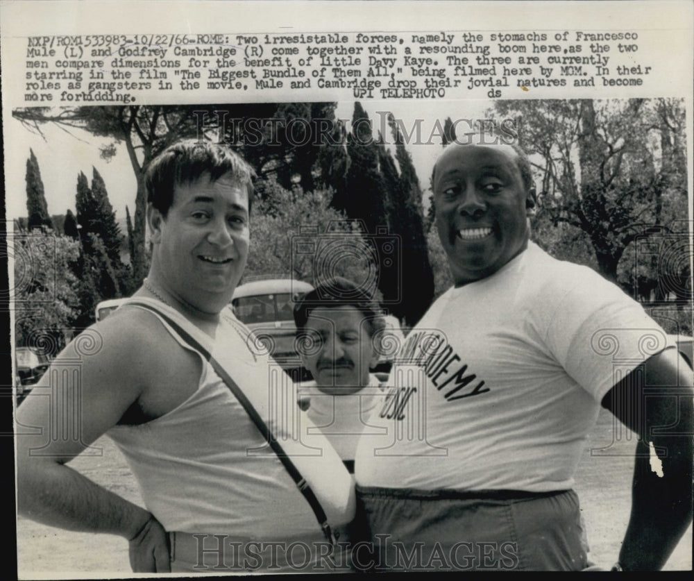 1966 Press Photo Actor Godfrey Cambridge &amp; Francesco Mule Compare Stomachs - Historic Images