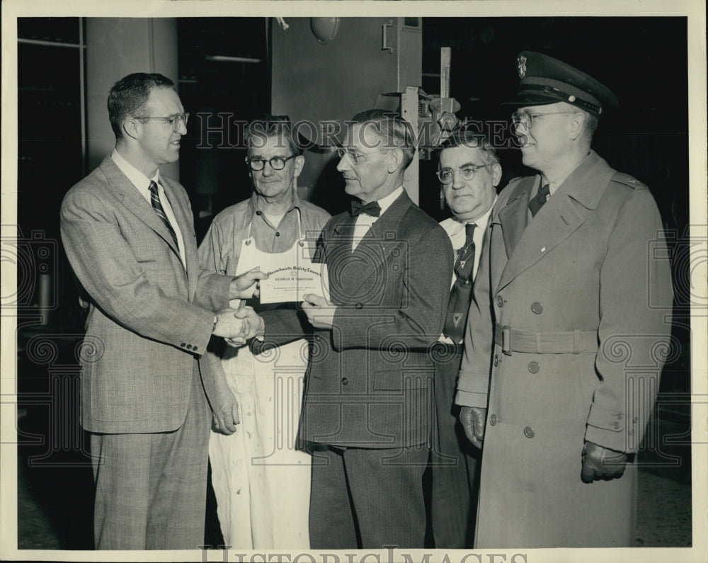 1955 Press Photo Watertown Arsenal Pattern Shop Set New Accident Free Record - Historic Images