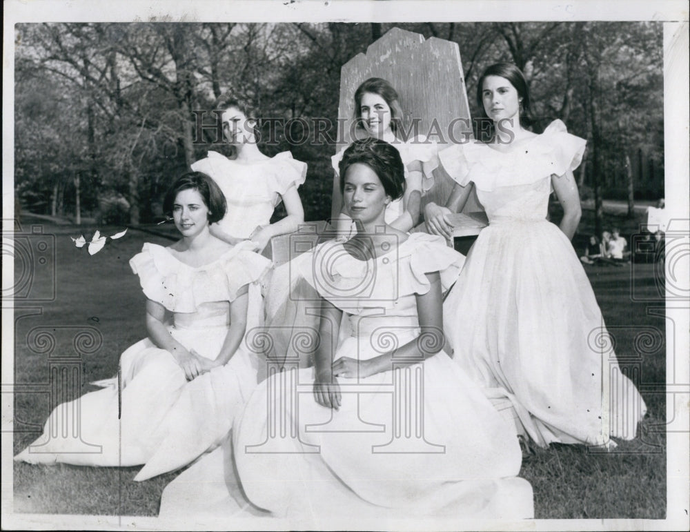 1965 Press Photo Melanie Erskine &amp; Susan Andrews At Pageant Day - Historic Images