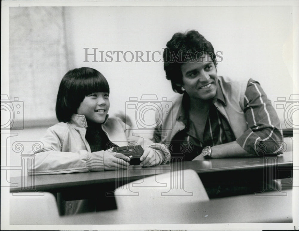 1982 Press Photo Kurt Soo Hoo and Erick Estrada in &quot;CS Field Trip&quot;. - Historic Images