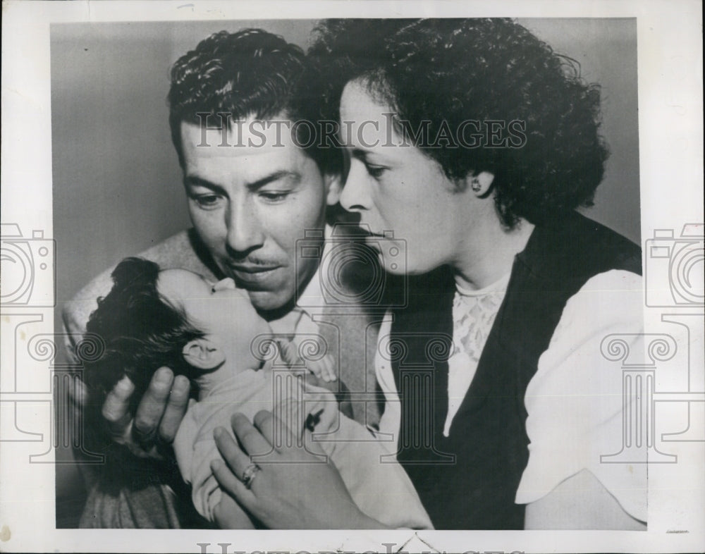 1950 Press Photon Mr. and Mrs.Estrada holding their son. - Historic Images