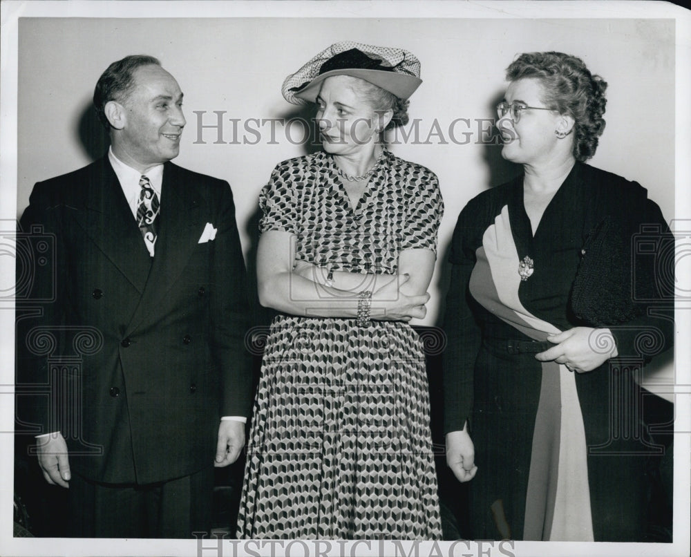 1954 Press Photo Laura Hobson, Author of &quot;Gentleman&#39;s Agreement&quot; - Historic Images