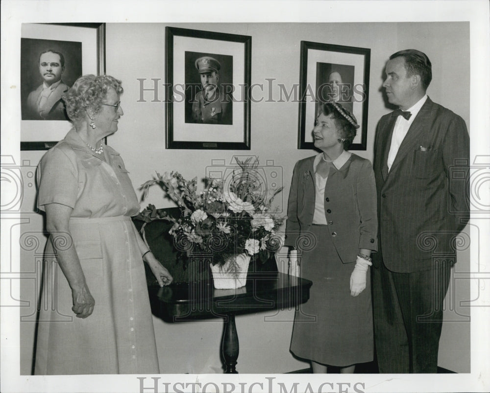 1956 Press Photo Janet MacLean and Leo Donahue With Hobbs at Somerville Hospital - Historic Images