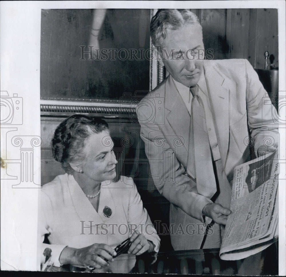 1955 Press Photo Olga Culp Hobby and Howard Baldwin holding the newspaper. - Historic Images