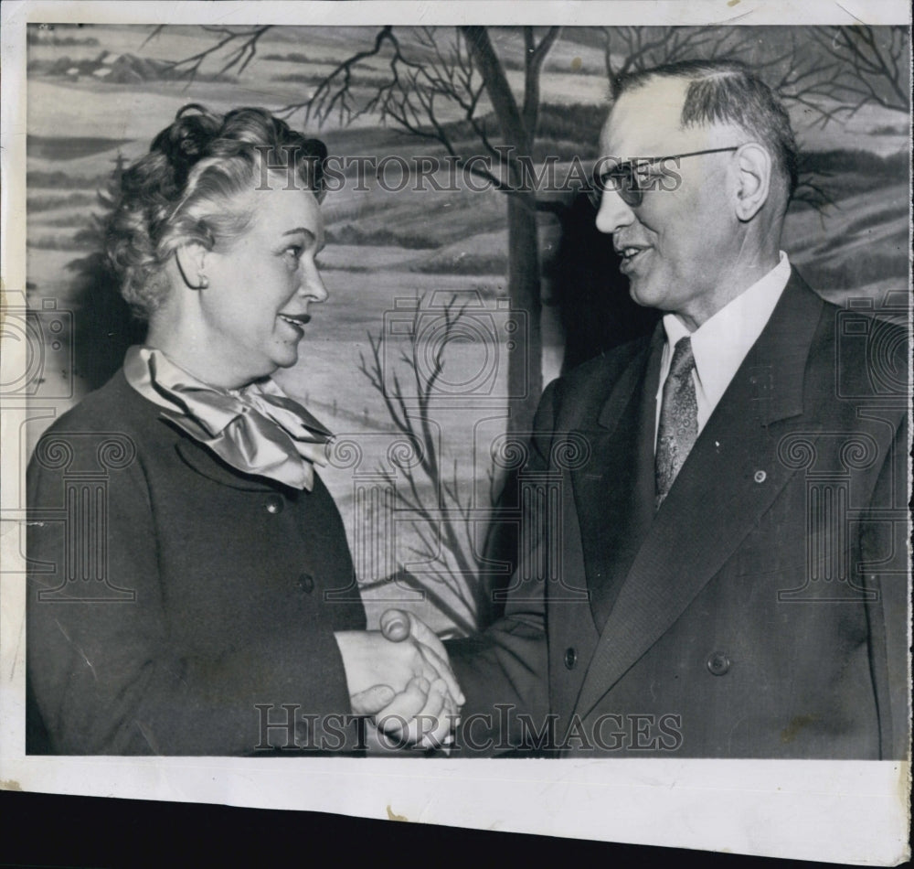 1954 Press Photo Victor Christgau and Mrs. Hobbs - Historic Images