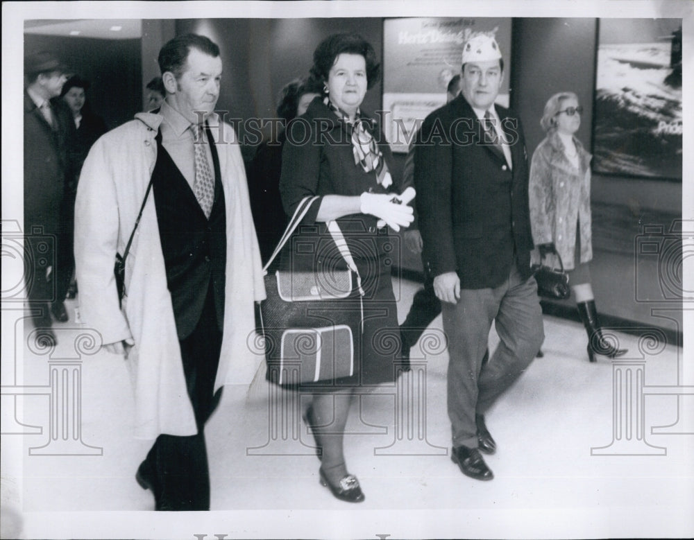 1971 Press Photo K Hicks Leaves For Vietnam With Congresswoman Louise Day Hicks - Historic Images