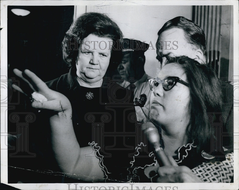 1973 Press Photo Congresswoman Louise Day Hicks &amp; Patricia Reese During Protest - Historic Images