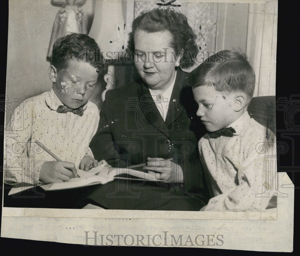 1956 Press Photo Mrs. John Hicks With Children - Historic Images