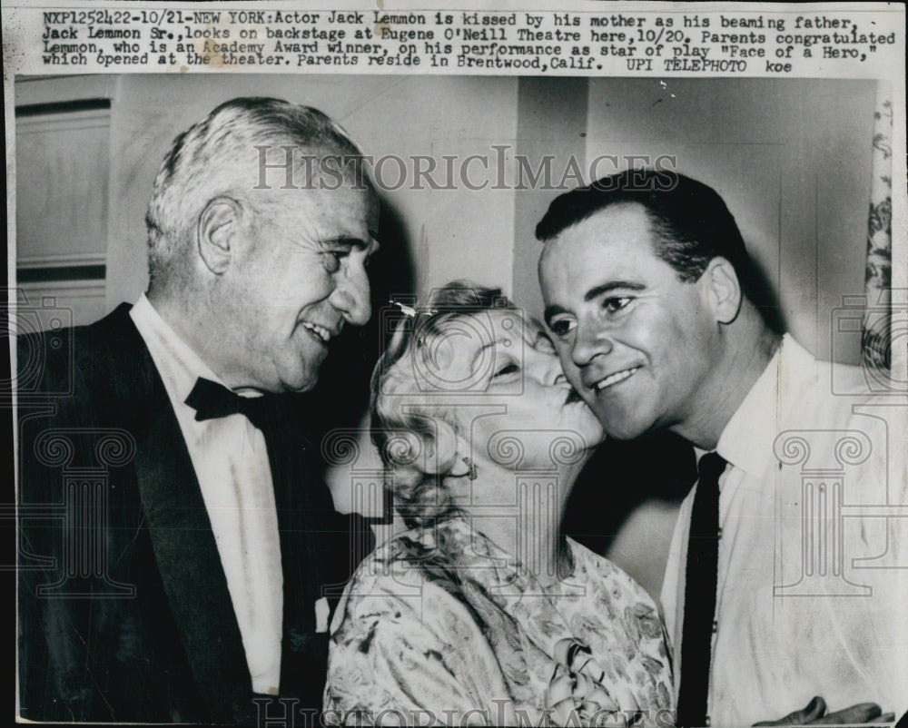 1960 Press Photo Actor Jack Lemmon Being Kissed By Mother On Set Back Stage - Historic Images