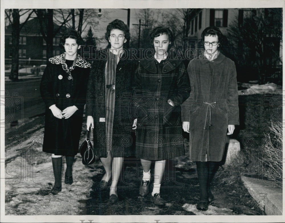 1964 Press Photo Solange Lemerise,Pauline Pineault,Diane Lemerise Pay Respects - Historic Images