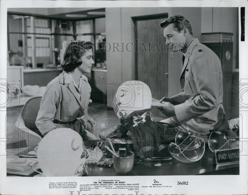 1955 Press Photo Actor Guy Madison & Virginia Leith In "Threshold Of Space" - Historic Images