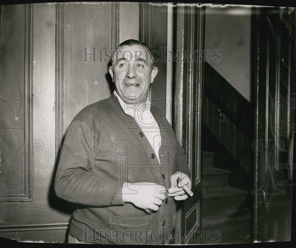 1948 Harry Winokur, Finder of Slain Friend, Sam Parie - Historic Images