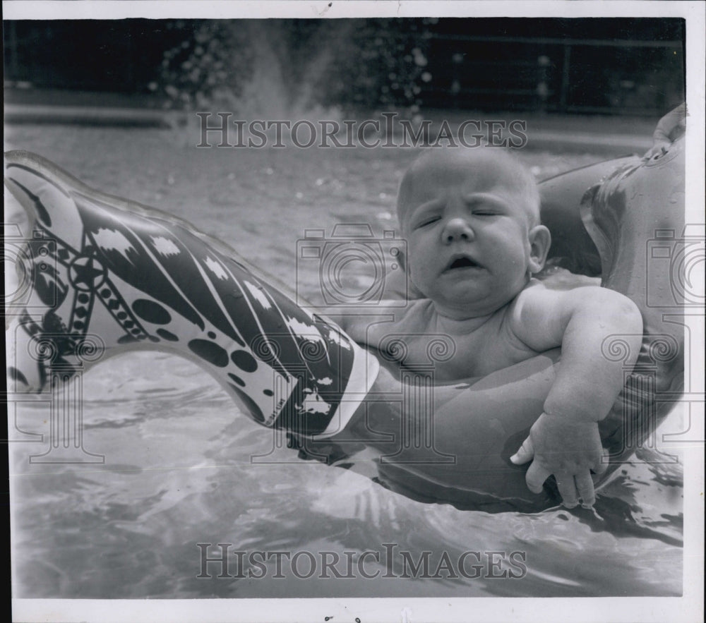 1962 Press Photo Tina Wisniewski in Pool - Historic Images