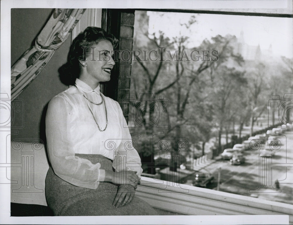 1954 Press Photo Joan Winmill, Actress at the Hotel Bellvue - Historic Images