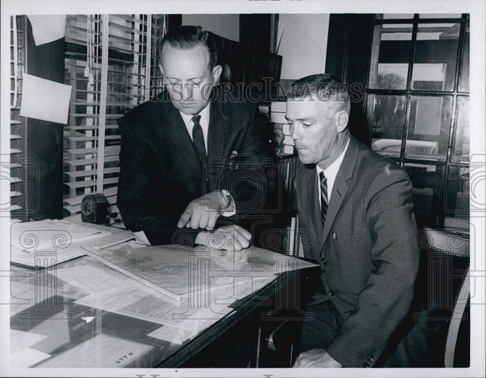 1965 Press Photo Frank Wing Chief Police Freetown & Lt James Doyle State Police - Historic Images
