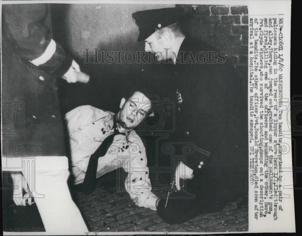 1960 Press Photo Police Officer Clyde Winter Wounded in Robbert Officer Brereton - Historic Images