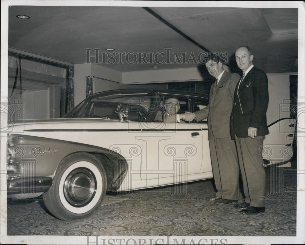 1960 Press Photo Hyman Pallin Auto Dealer Ken Winters &amp; Edward Savage - Historic Images