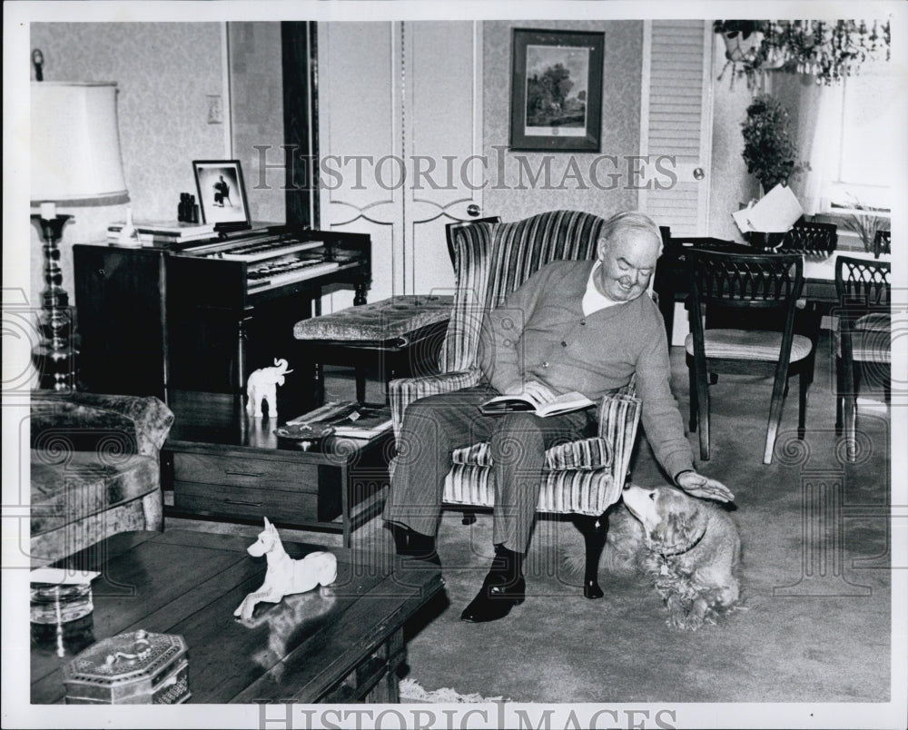 1980 Press Photo General Manager Earl Duffy Of Park Plaza Hotel - Historic Images