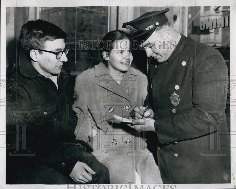 1959 Press Photo Mr.and Mrs.Himmel Hoch and Officer Robert Dufault. - Historic Images