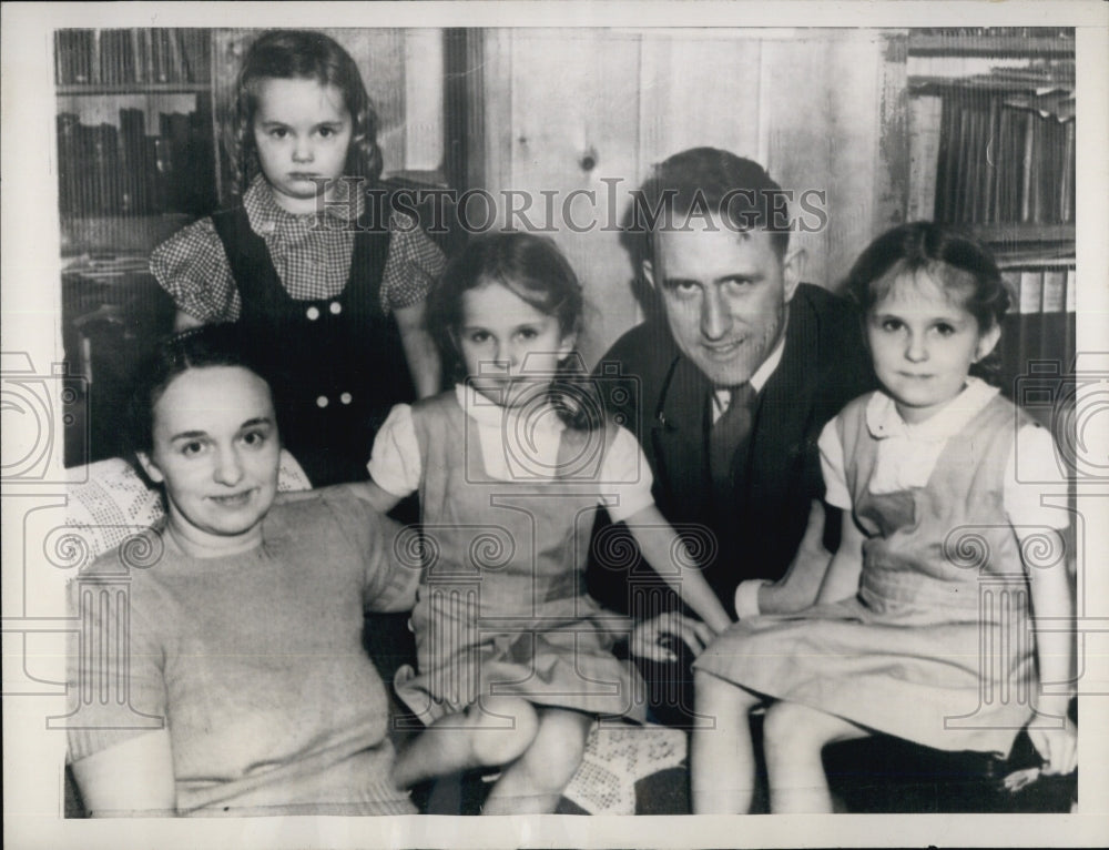 1946 Rep Hugh De Lacey & Family - Historic Images