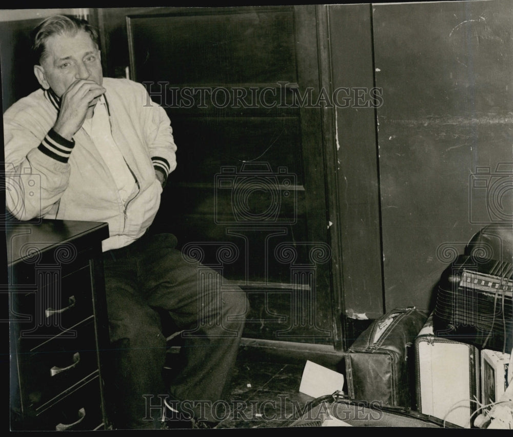 1956 Press Photo Red Hogarty At Police Station Sitting At Desk - Historic Images