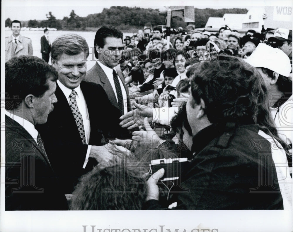 1990 Press Photo Dan Quayle With Secret Service in Crowd - Historic Images