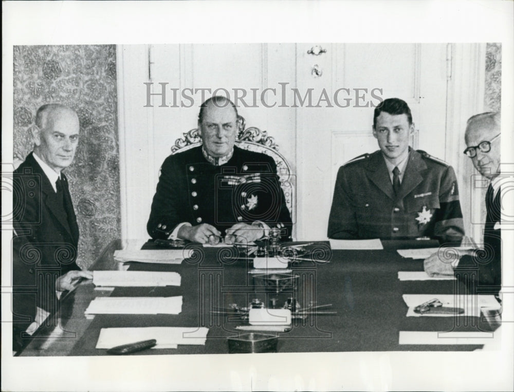 1957 Press Photo H.R.M. King Olav of Norway with son and his cabinet member . - Historic Images