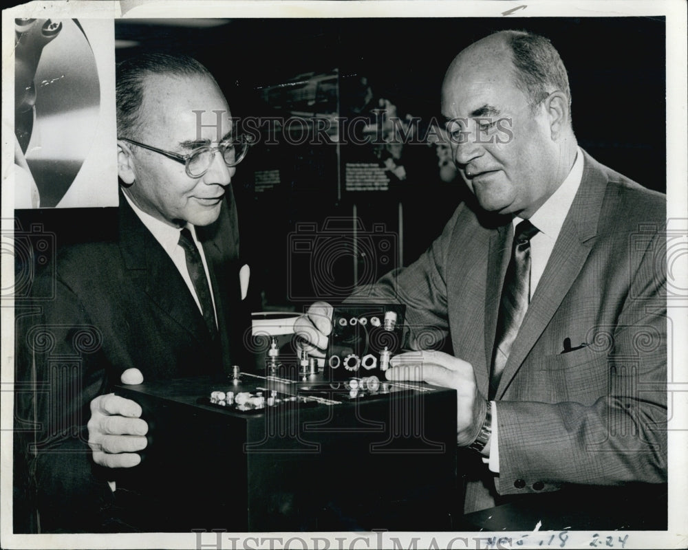 1969 Press Photo Electrical Connectors are inspected by Harold S. Geneen. - Historic Images