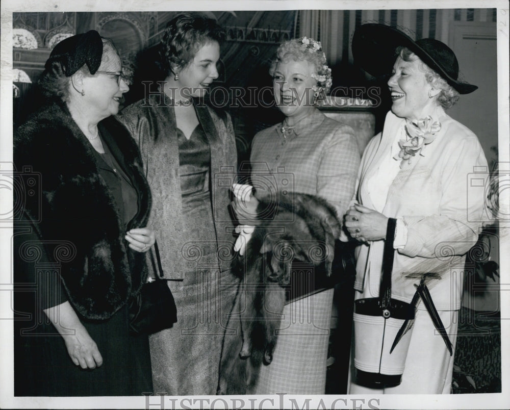 1958 Press Photo Mrs.Leighton Johnson &amp; Lady Gibb At Sargent College - Historic Images