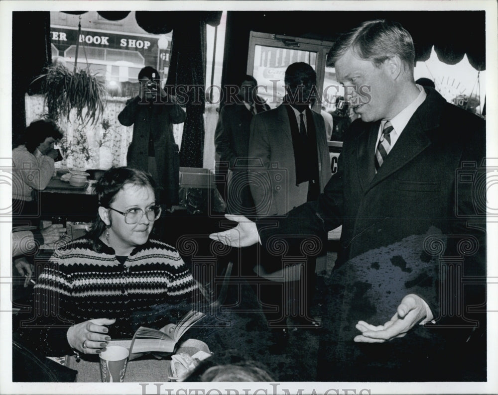 1988 Press Photo Woman trying to read book - Historic Images