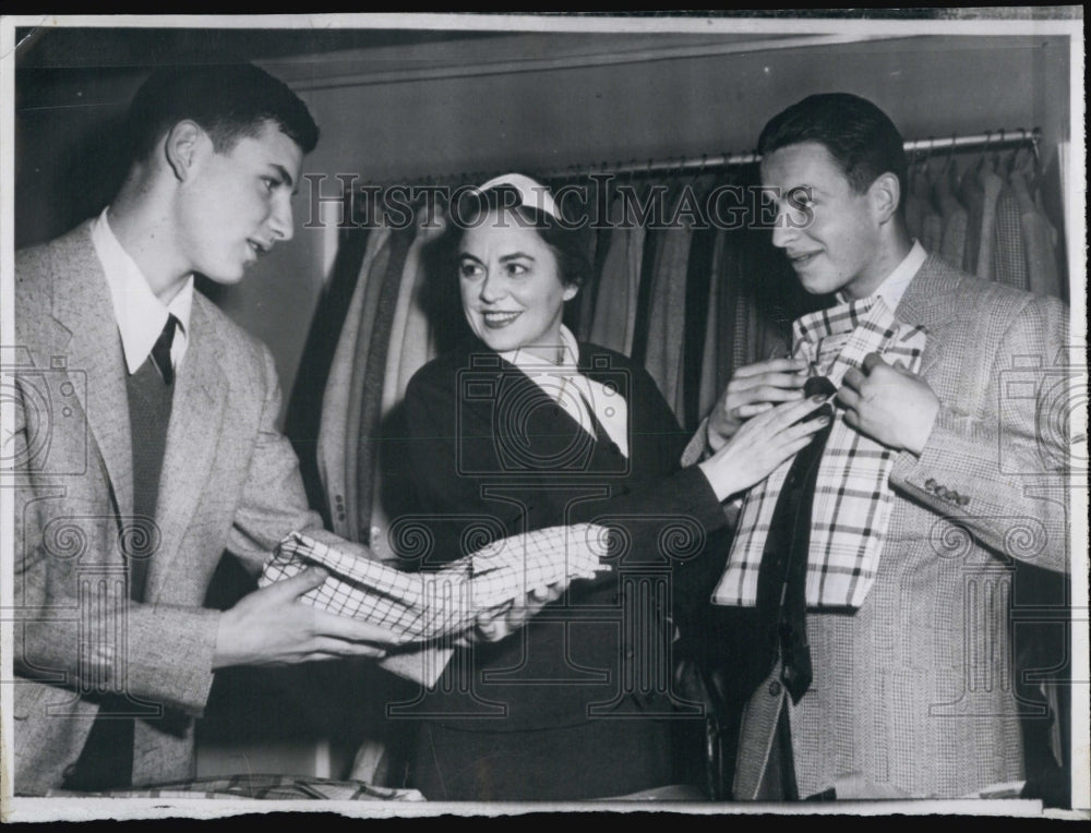 1954 Press Photo Mrs Lydia Georgescu &amp; Sons Peter &amp; Caonsstantin Shopping - Historic Images