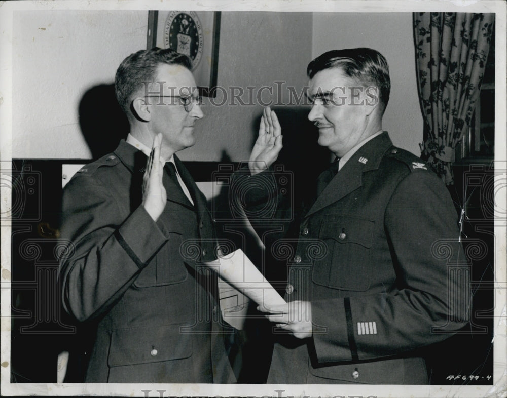 1952 Press Photo Warrant Office George Hodgson Taking Oath - Historic Images