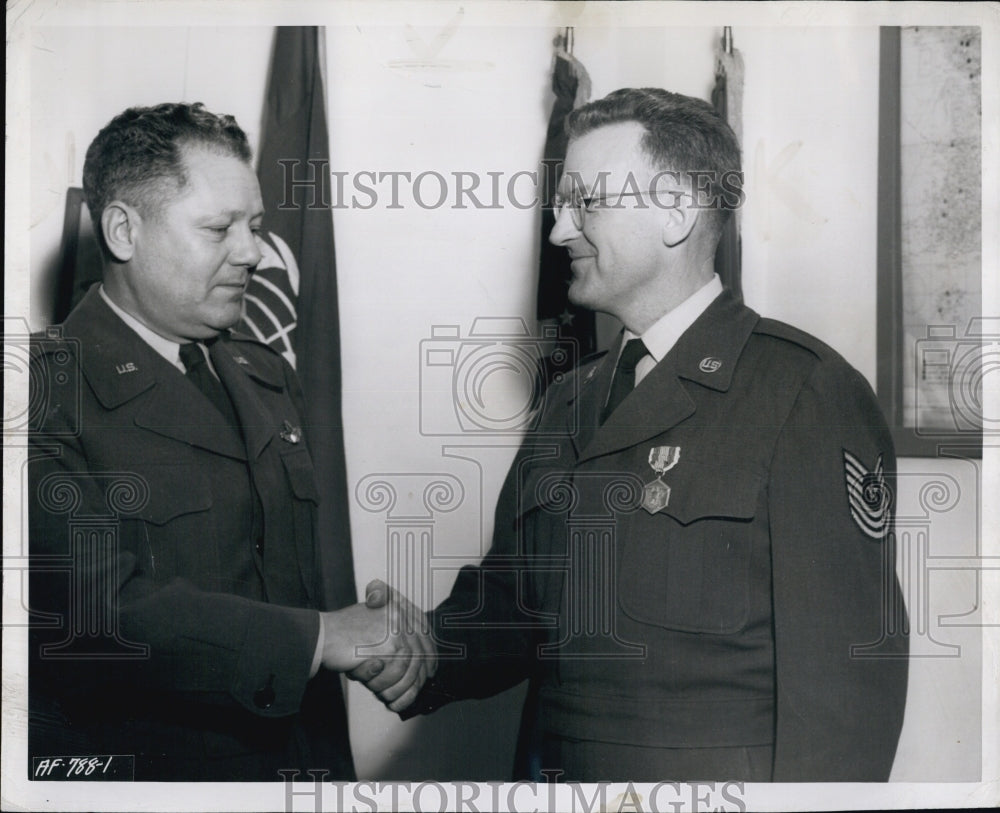 1952 Press Photo Army Air Force Master Sgt George Hodgson &amp; Brig Gen Darr Alkire - Historic Images