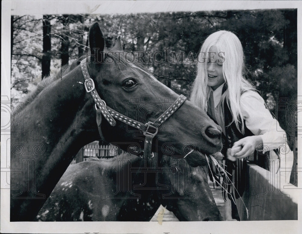 1971 Press Photo Linda Doherty Age 10 with Her Horse Duke - Historic Images