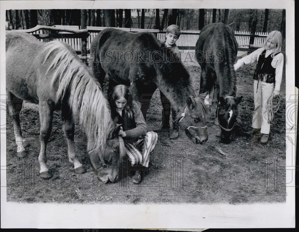 1970 Press Photo Charles Doherty Childre Deborah, Tommy &amp; Linda with Their Horse - Historic Images