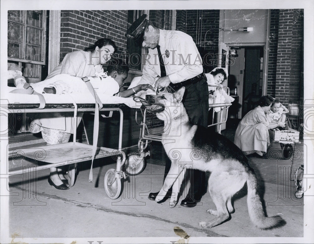 1963 Press Photo Officer Doggett &amp; Major Visit Jeffery Thomas at Hospital - Historic Images