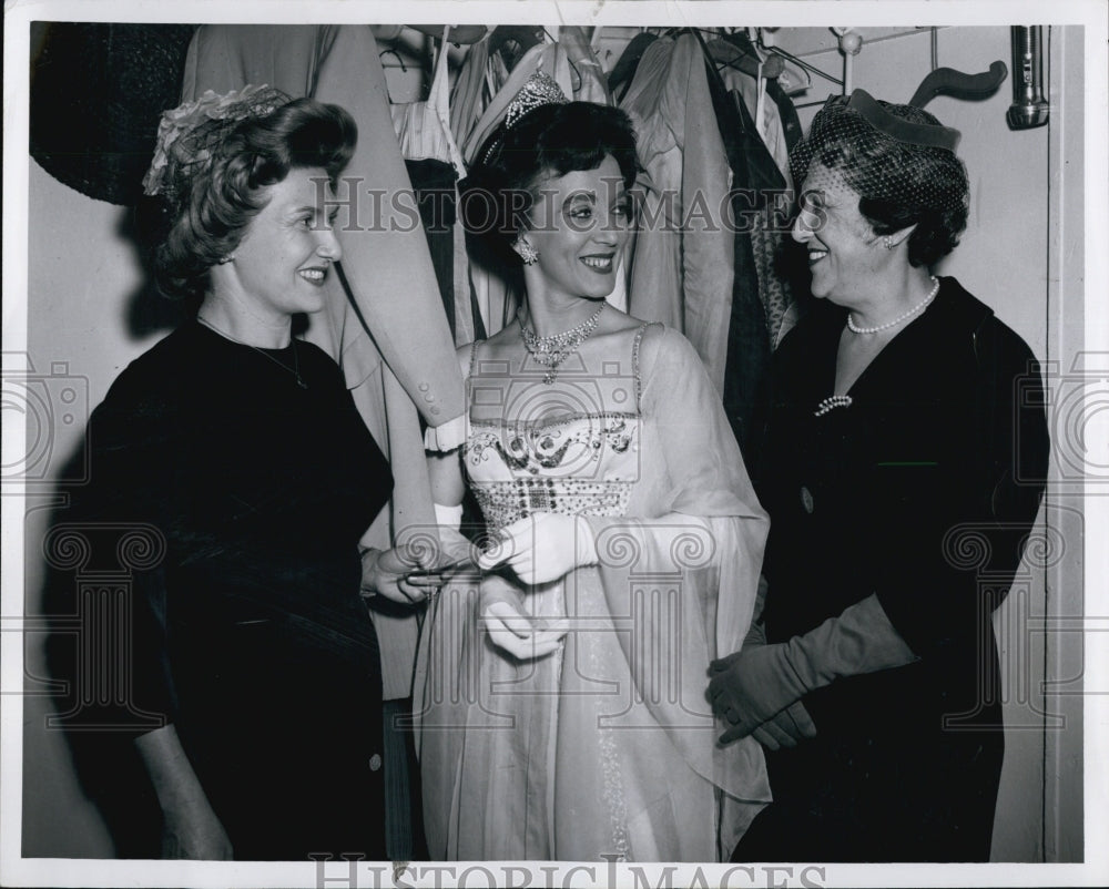 1961 Press Photo Caroline Dixon,actor,center,Mrs Arthut Cedar,Mrs William Pastan - Historic Images