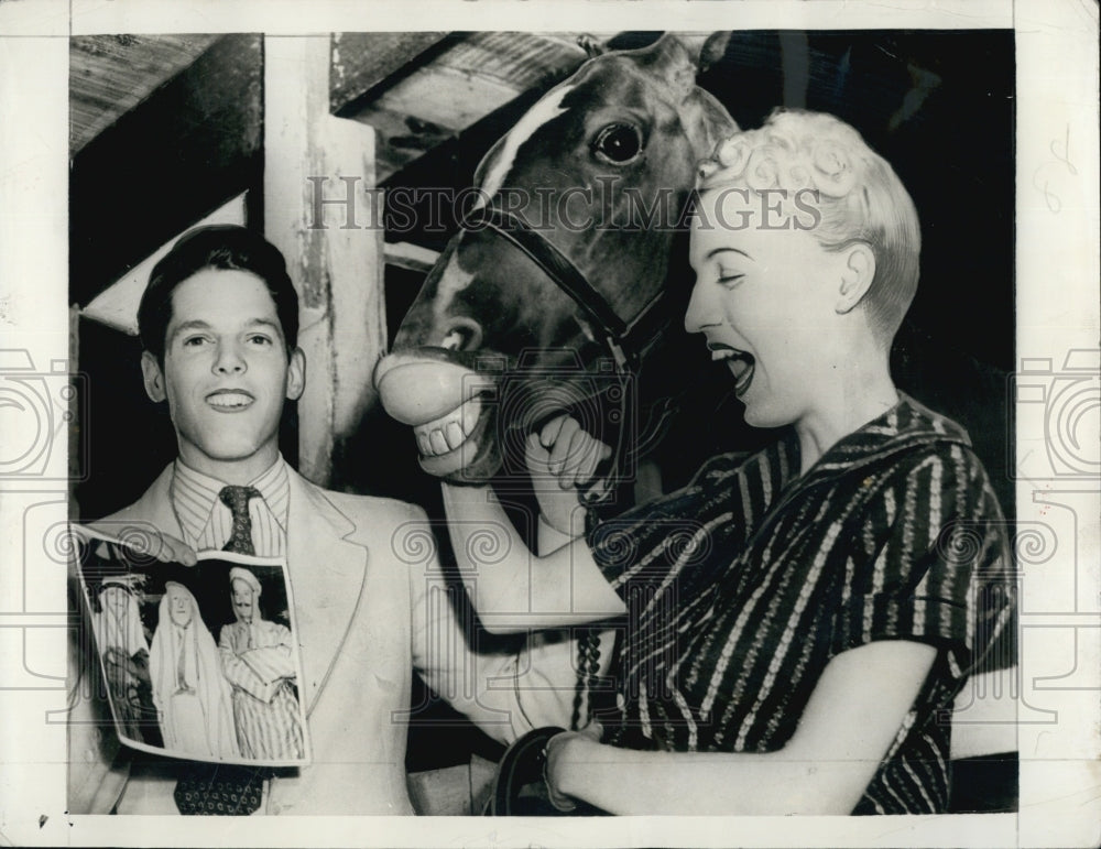 1945 Press Photo Andrea Luckenbach with husband horseman Billy Dobbs get a laugh - Historic Images