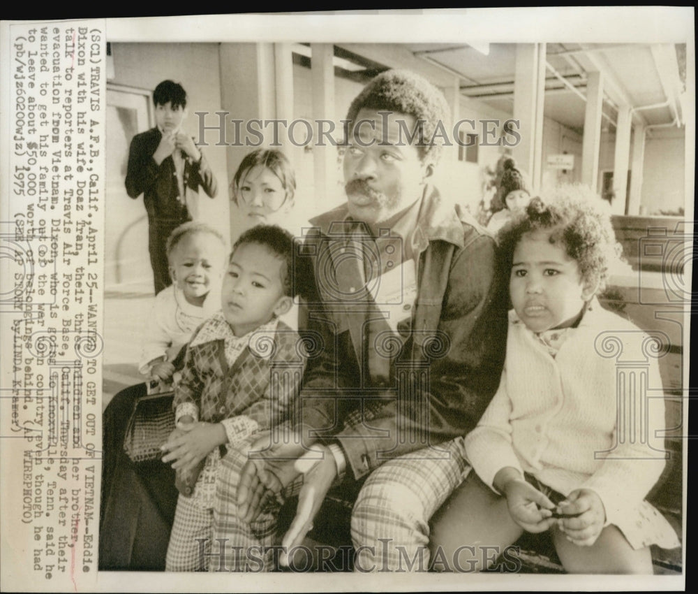 1975 Press Photo Eddie Dixon &amp; Wife Doaz Tran &amp; Children at Travis Air Force Bas - Historic Images