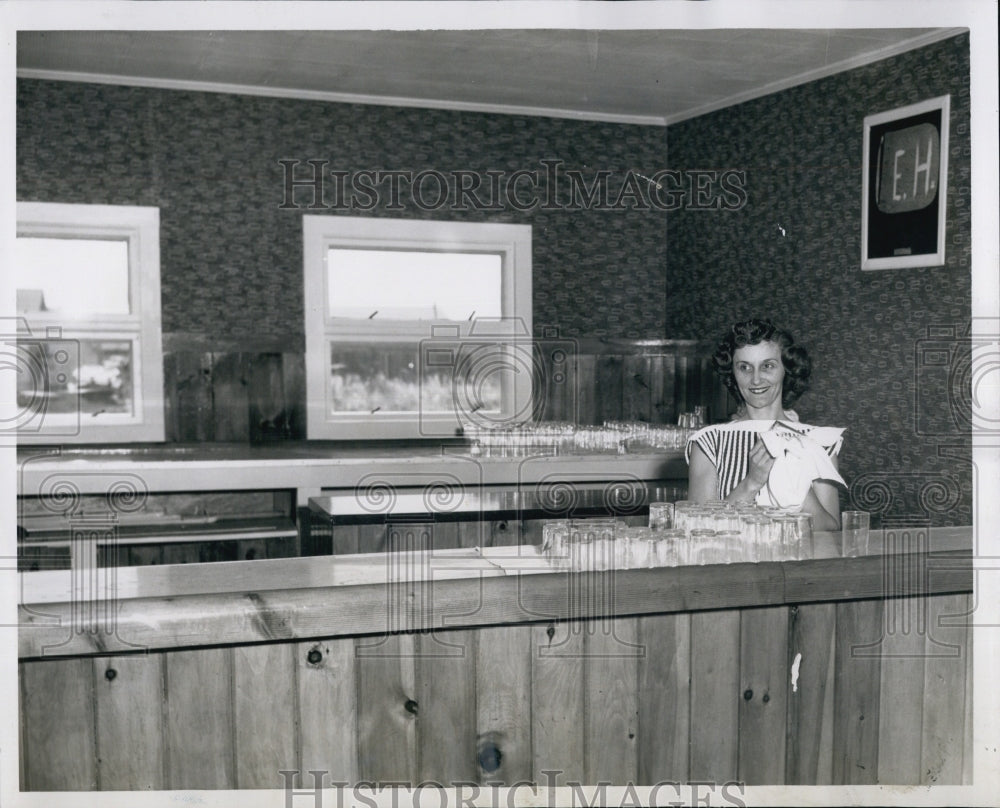 1958 Press Photo Waitress at the Cloner Clubs in Mass, polishing glasses. - Historic Images