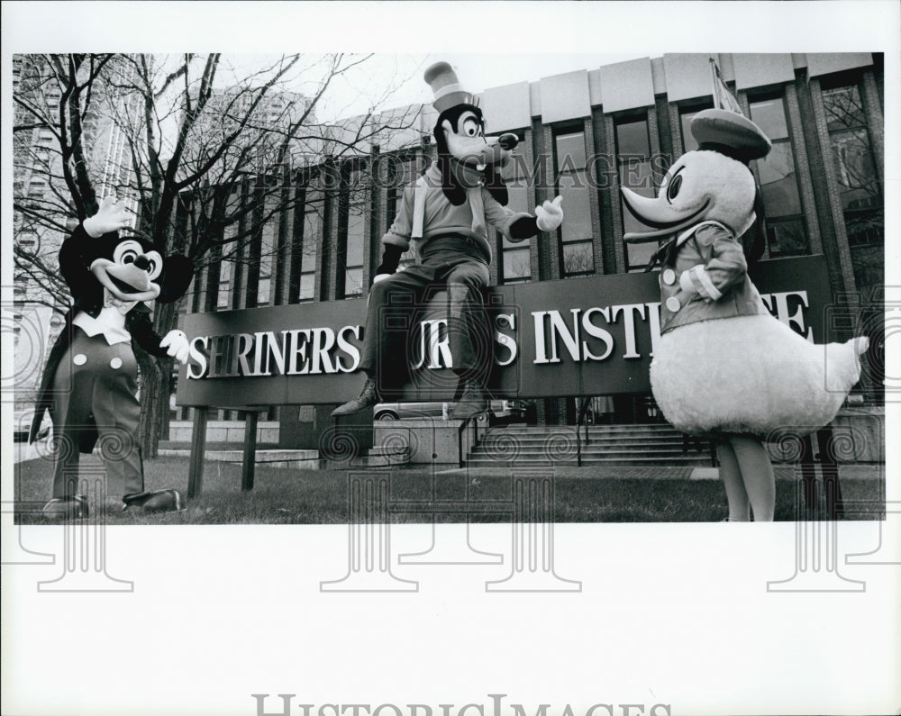 1984 Press Photo Mickey, Goofy, Donald Shown at Shriner&#39;s Burn Institute - Historic Images